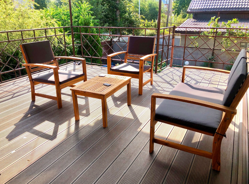 Лёгкая деревянная мебель на террасе из ДПК, фото: WOODGRAND
