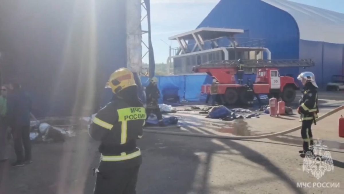    На момент прибытия пожарных огонь охватил часть помещения, где вели ремонт