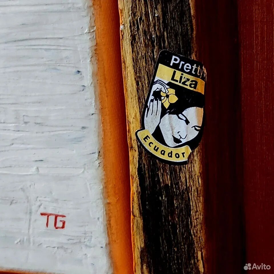 Картина «Комедия рабочего класса» и начало коллекции наклеек от бананов.