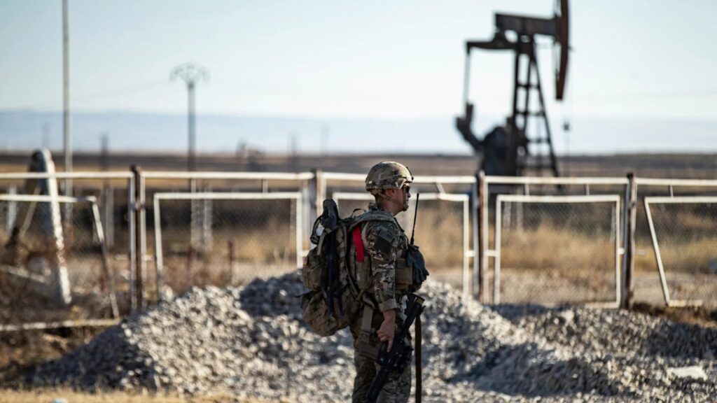 Американский солдат охраняет сирийское нефтяное месторождение, сентябрь 2024 г. [Источник: middleeasteye.net ].