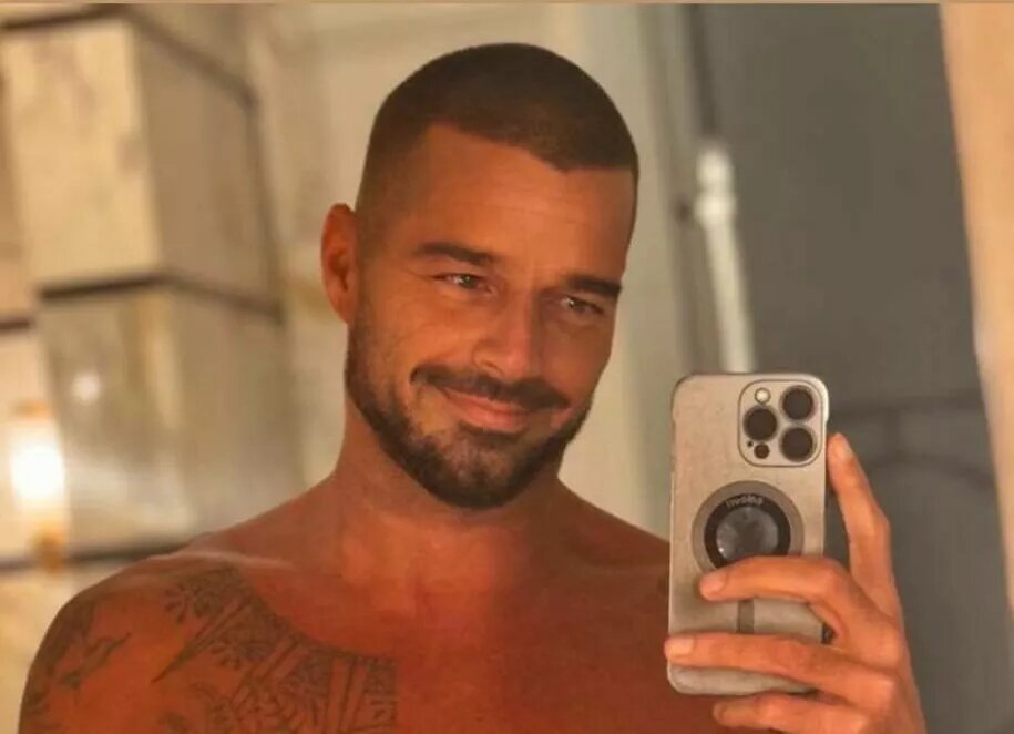    Рики Мартин опубликовал горячее селфи, показав мускулистый торс
