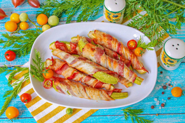 Идеальная закуска - покорит с первого кусочка! Кабачки с беконом в духовке - идеальный компромисс между простотой и изысканностью. Кабачки пропитываются ароматом дыма и получаются очень нежными. Блюдо готовится быстро, что может очень выручить, когда нужно быстро накормить семью или гостей.