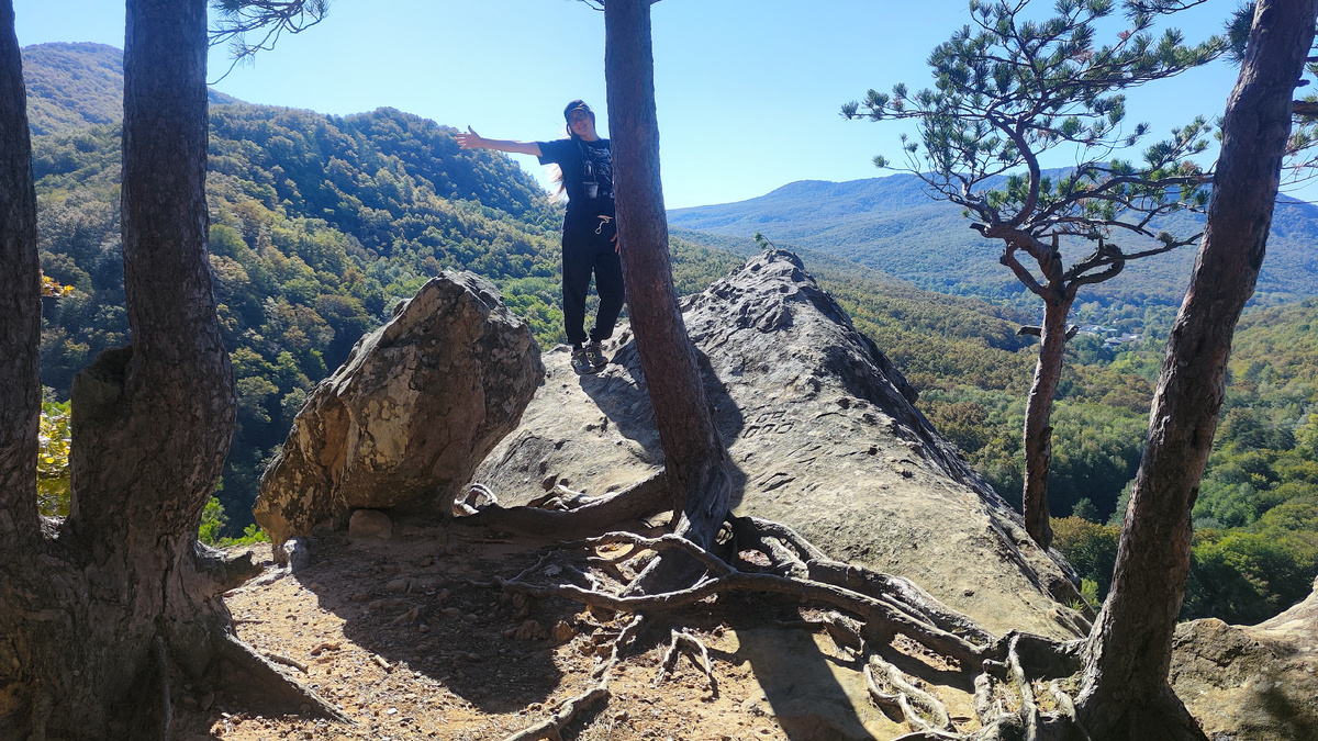 На скалах Золотые Камни