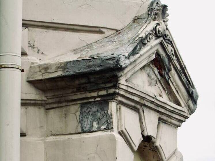     Обследование фасадов показало наличие многочисленных повреждений. Фото: пресс-служба прокуратуры Петербурга
