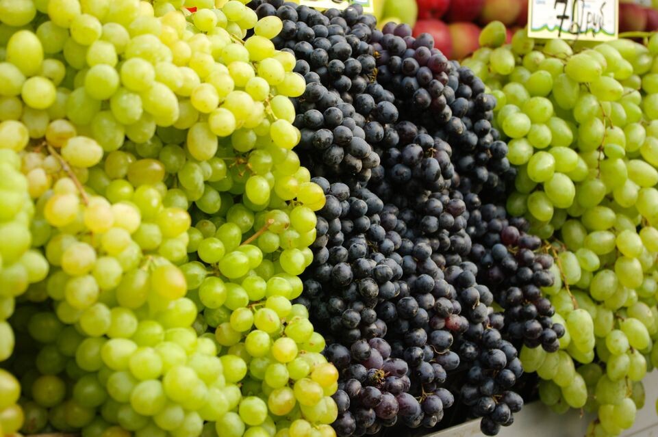     Виноград на рынке / Медиасток.рф
