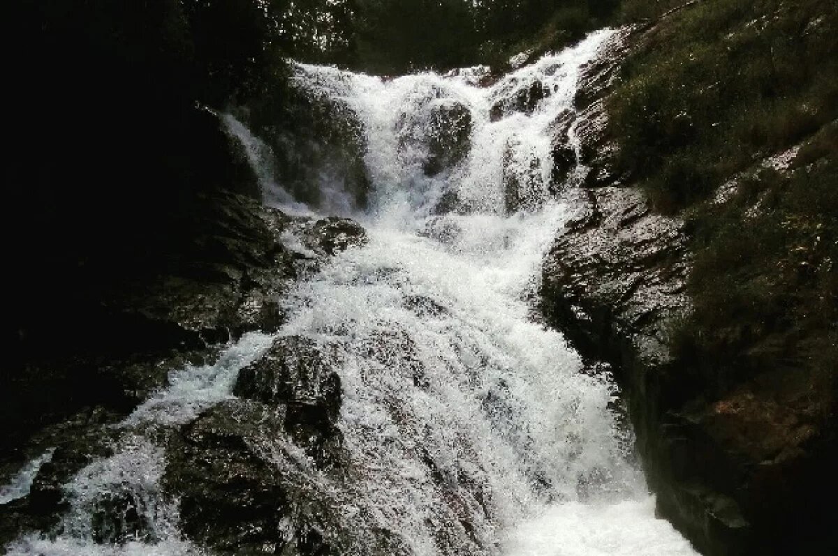    Россиянин упал со 120-метрового водопада в Мьянме и чудом выжил