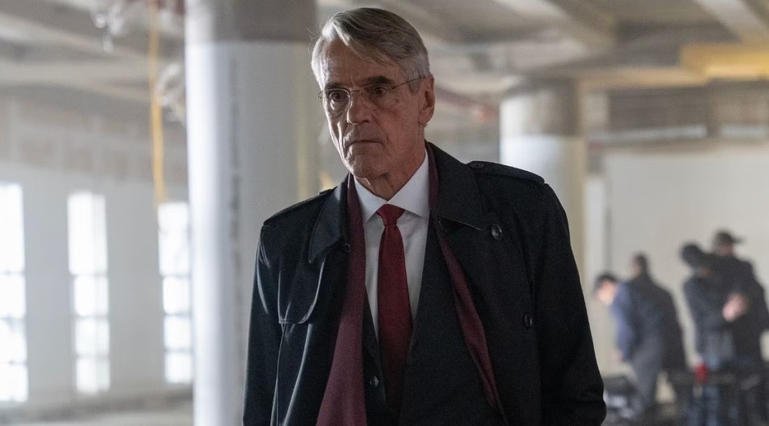     Джереми Айронс, кадр из фильма «Пчеловод» (2024)