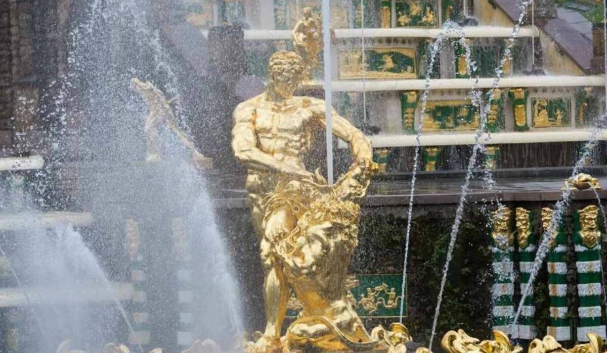     Петергоф. Источник: spb.kp.ru Автор фото: Олег Золото