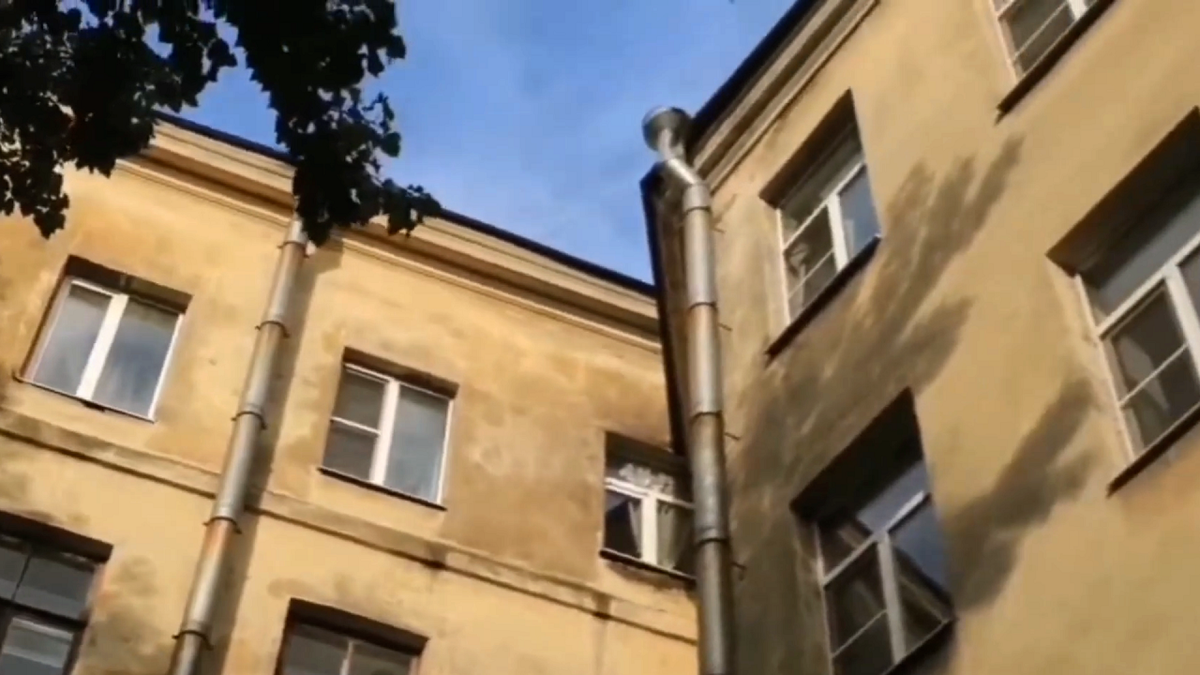 на шестом этаже в доме на канале Грибоедова