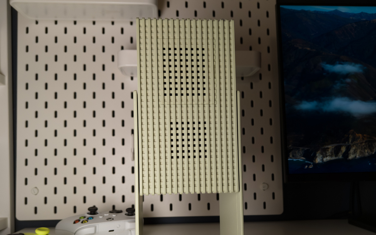 Отверстия для вывода звука и забора воздуха