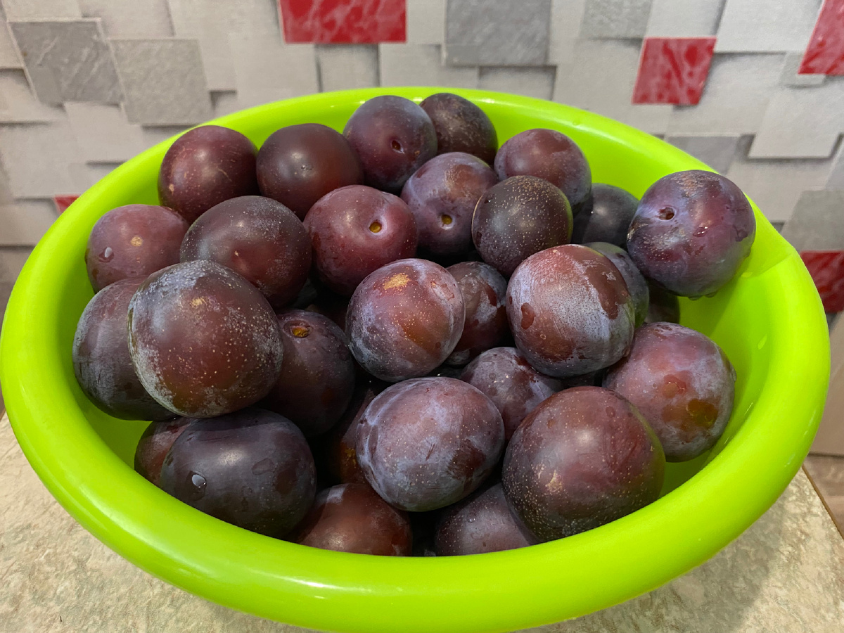 Слив у меня четырехлитровый тазик полный)