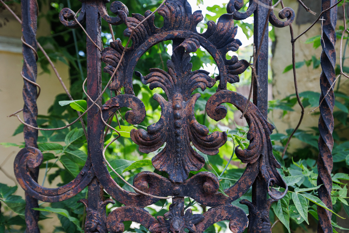 Объемные, почти живые растительные орнаменты из металла, которые даже суровой зимой напоминают о теплом лете. 