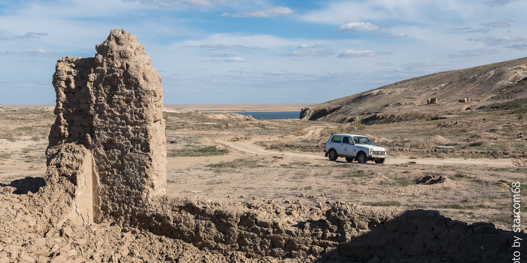 Заброшенный поселок аральских рыбаков Урга. Живописные руины на верхней площадке