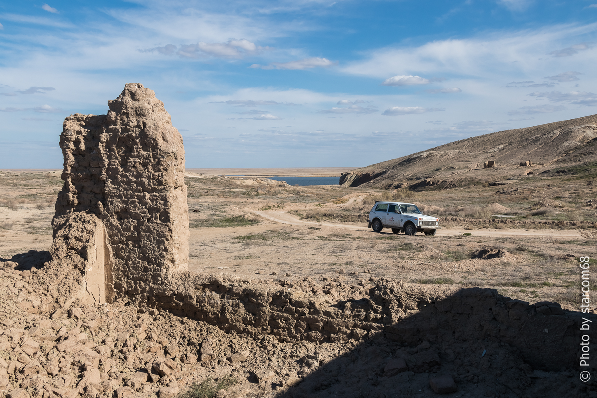 У развалин на верхней площадке поселка Урга