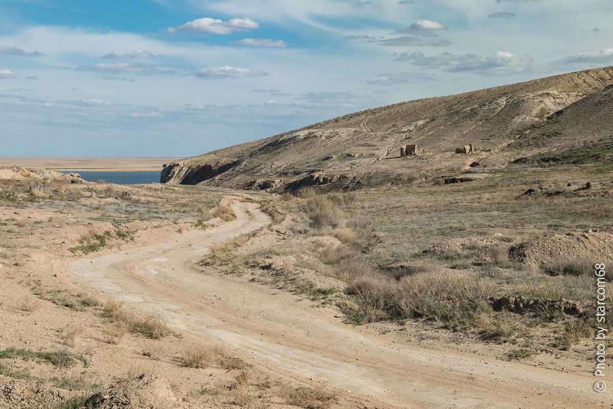 На часах было 16:52 когда я поднялся наверх и остановился рядом с руинами. Солнце медленно и неуклонно клонилось к закату, надо было торопиться