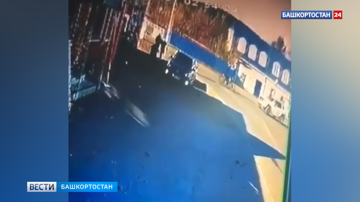    Момент ДТП с участием легковушки и мотоцикла в Башкирии, где пострадал подросток, попал на видео