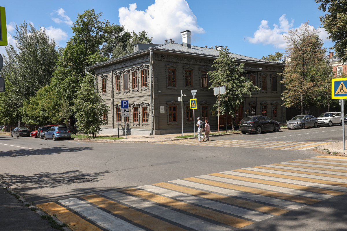 Дом Терпигорева с резными наличниками и балкончиком стоит на перекрестке улиц Ульянова-Ленина и Муштари.