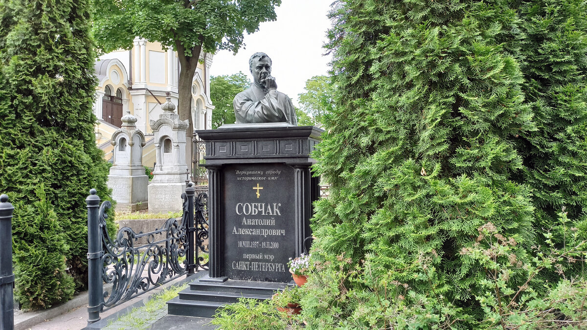 Памятник на могиле первого мэра Петербурга А.А. Собчака