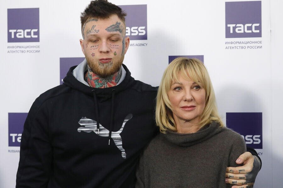 Денис Шальных с матерью. Фото: МК
