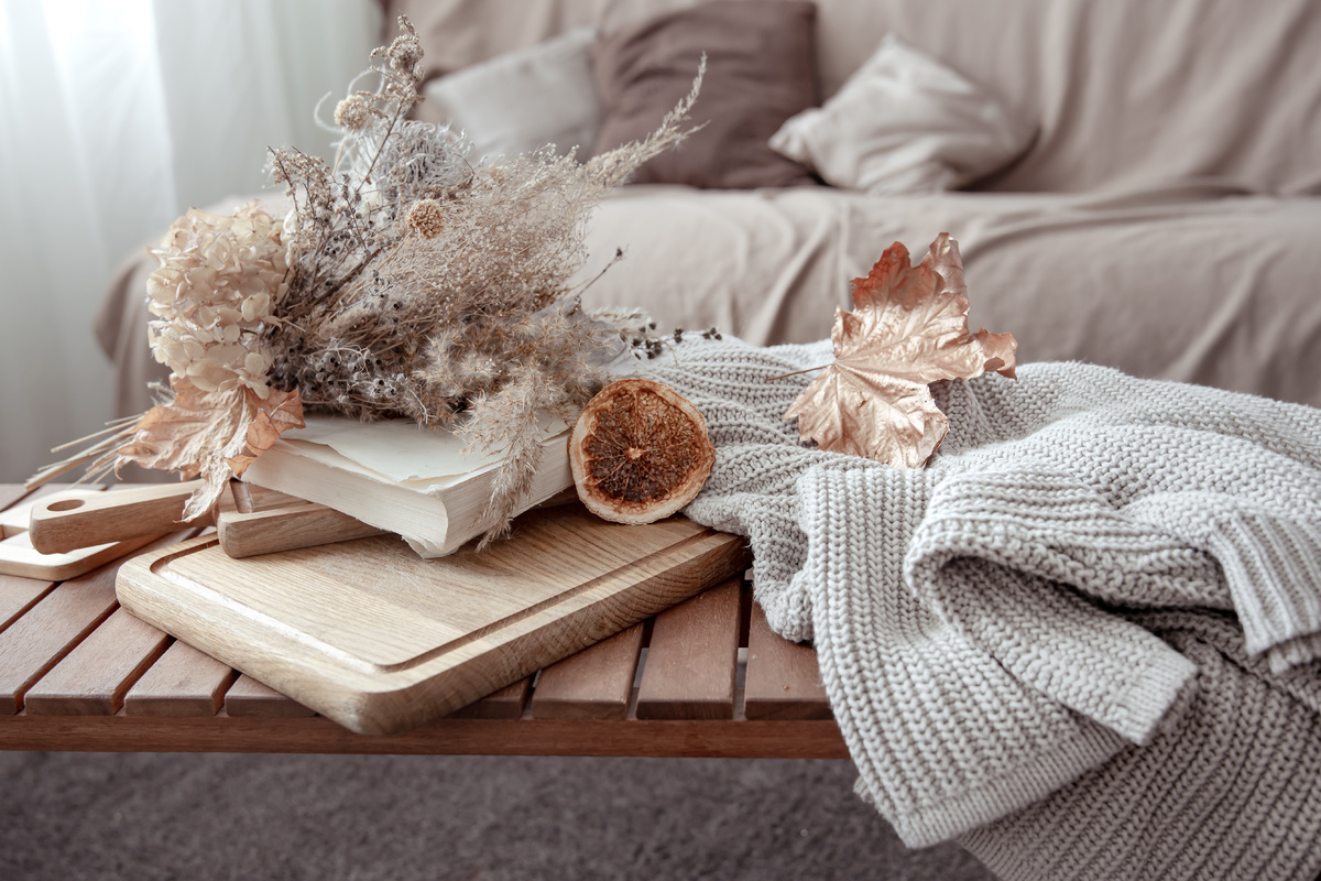https://www.freepik.com/free-photo/fall-vibe-with-fall-decor-details-knitted-sweater-room_17831044.htm#fromView=search&page=1&position=2&uuid=84fd6a0b-da34-4ee2-a080-ee3b18842d58&query=уютный+Текстиль