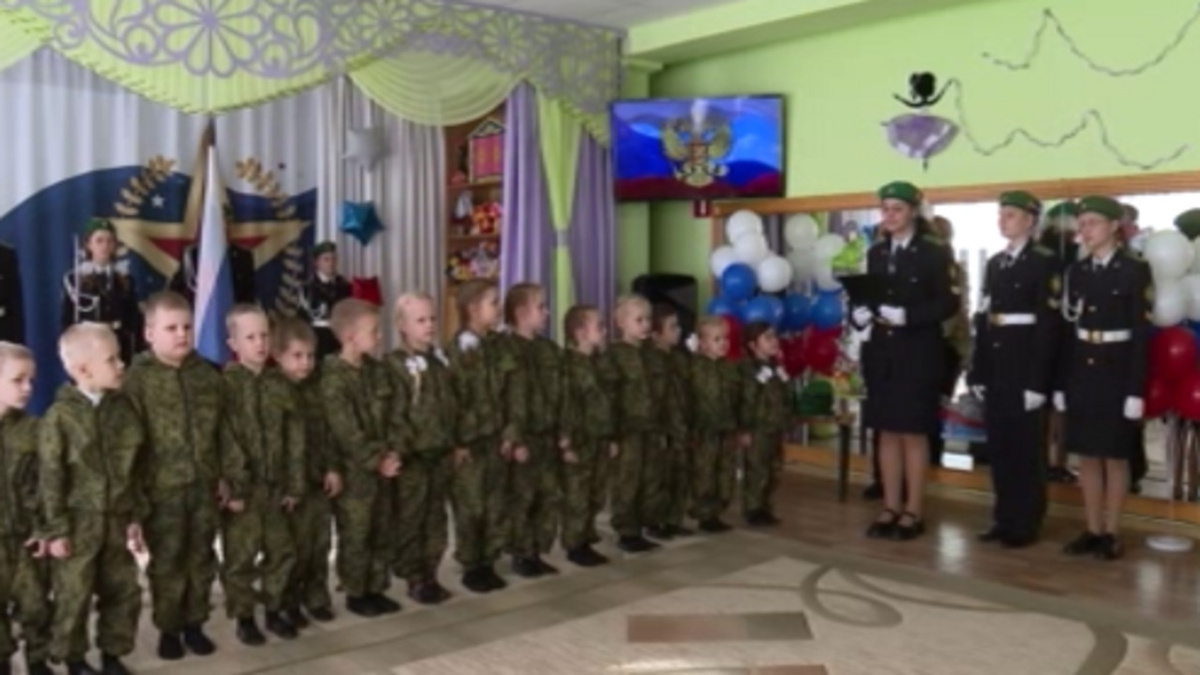    Зеленые береты пограничников вручали воспитанникам курского 92-го детского сада