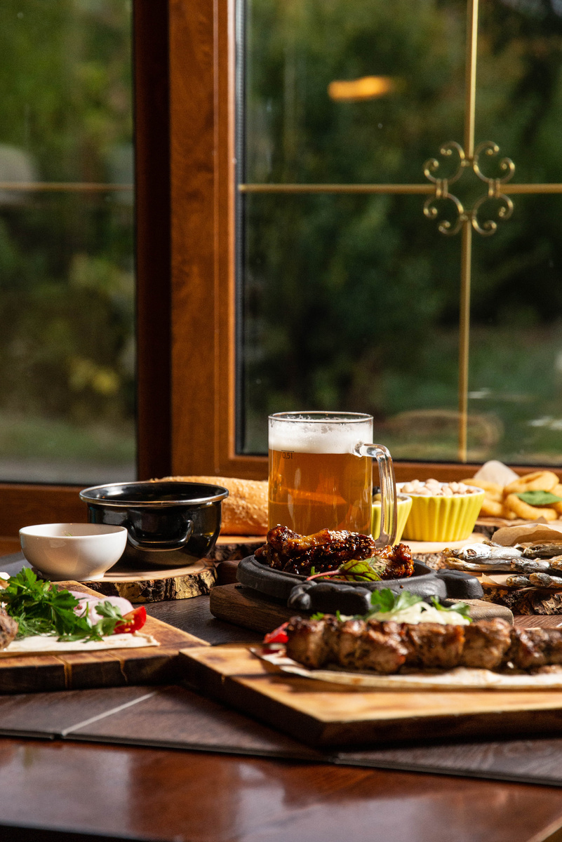 Знаете, где в Казани звучит душа настоящей Праги?  
В "Пражском Клубе" — первом чешском ресторане города, где уже 25 лет царят уют, вкус и атмосфера старой Европы!

Почему стоит провести *этот* вечер именно у нас?

  "Вепржове колено" — легенда на вашем столе!  
Наша рулька — не просто блюдо, это путешествие в Чехию! Мясо, томленное в пиве и специях по аутентичному рецепту, с хрустящей золотистой корочкой. Подается с картофелем по деревенски и горчицей ручной работы. *Это надо попробовать, чтобы понять!*

  Свежайшее разливное пиво "из-под крана"!  
Бакалар, крушрвице, либенвайс! Идеальная пена, правильная температура! Успейте заказать свой "ликерный" бокал.

  Живая музыка, которая заставляет сердце биться в такт!  
По субботам в нашем зале звучат джаз, блюз и европейские хиты в живом исполнении. Теплый вечер, дружеская атмосфера, отличная музыка — идеальный рецепт для незабываемых выходных!

---

  Ваш вечер в "Пражском Клубе" — это:  
  Аутентичная Чехия в центре Казани (первый чешский ресторан с 2000 года!). 
  Настоящий вкус — рулька по старинному рецепту, томленная 8 часов. 
  Живые эмоции — музыка, которая создаёт настроение. 
  Традиционное разливное пиво — свежесть в каждом глотке. 

  Где? Пр. Ибрагимова 89а (yandex.ru/maps/org/p... ) 
  Когда? Музыка — почти каждый день с 19:00**. Рулька и пиво — ежедневно!  
  Бронируйте столик! Звоните: +7 (987) 215-53-83 (особенно актуально на вечер субботы!). 

  Не просто ужин, а атмосферное путешествие!  
Приходите за вкусом. Оставайтесь за настроением. 