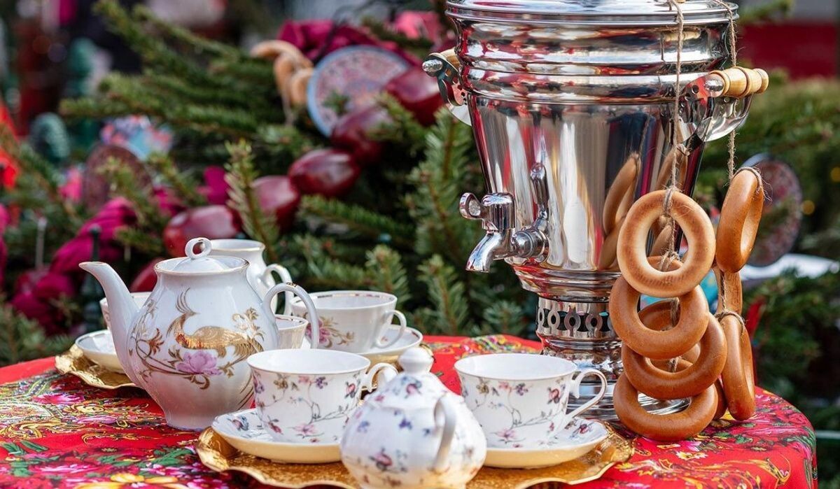     Самовар и сервиз. Источник: mos.ru Автор фото: Пресс-служба Мэра и Правительства Москвы