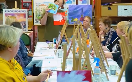     В Норильске проходят мастер-классы по рисованию для людей преклонных лет