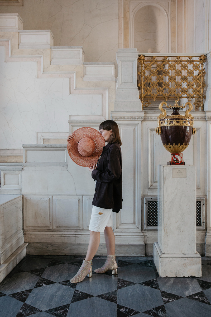 На фото - автор романа Полина Волкова: писатель, художник, музыкант