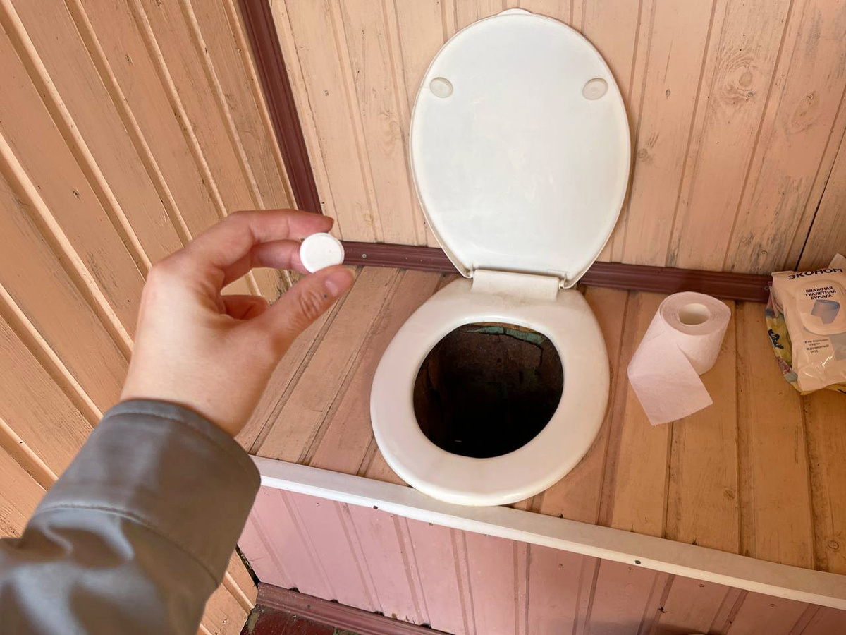    Что добавлять в дачный туалет, чтобы отходы растворялись и запаха не было: лайфхак