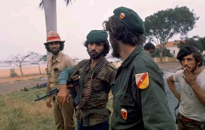 Португальские бойцы в Анголе. [Источник: aeon.ко ]