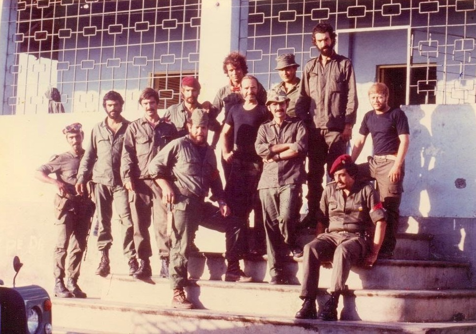 Португальские коммандос в Анголе, некоторые вооружены и в форме. [Источник: terryaspinall.com ]