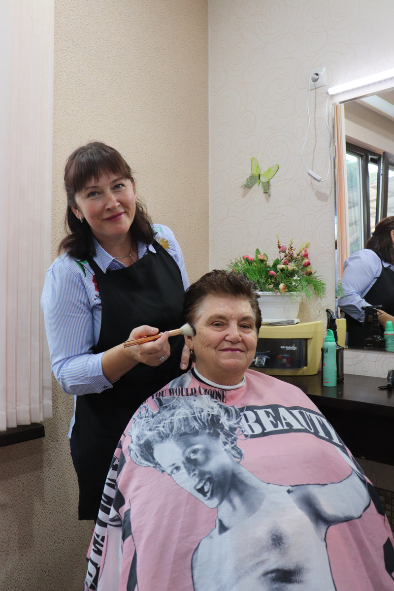 Любовь Сычёва делает макияж Ольге Дятловой.