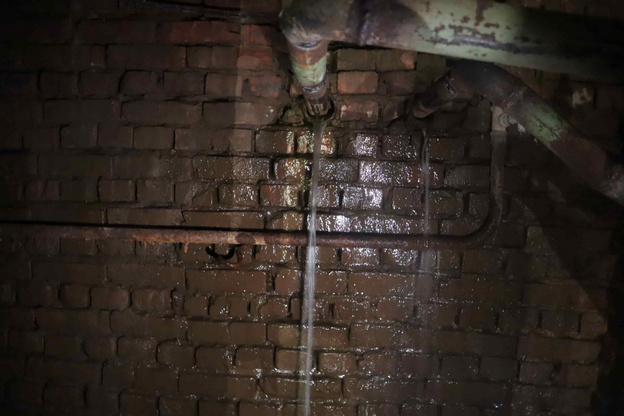    В доме на Северном кольце теплотрасса превратила подвал в парилку