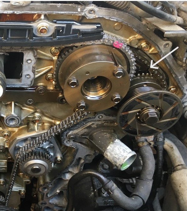 Фото 1. Цепь распредвалов показана стрелкой.