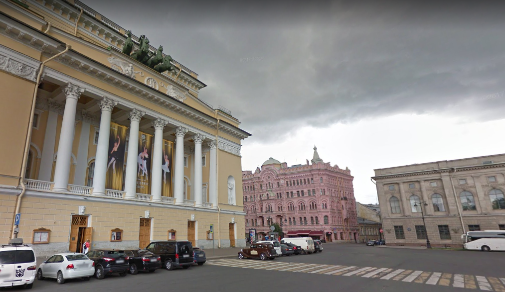 Парковка перед театром нынче запрещена, зато по этой фотографии отлично можно оценить ширину проезжей части