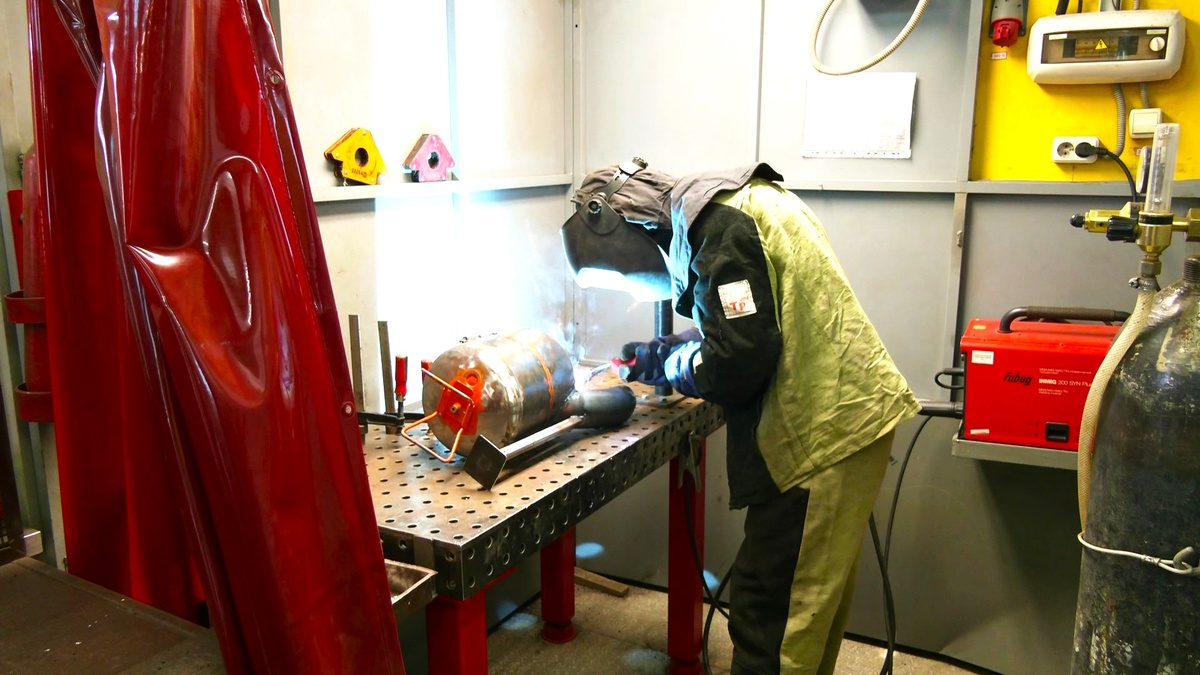    Студенты Нефтеюганского политехнического колледжа изготовили и отправили на фронт более 700 окопных печей