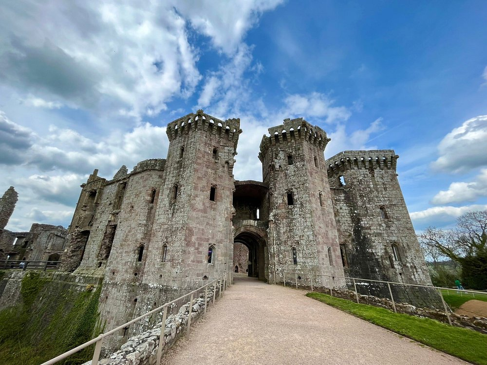 Замок Раглан https://www.tripadvisor.com/Attraction_Review-g1474361-d2048881-Reviews-Raglan_Castle-Raglan_Monmouthshire_South_Wales_Wales.html