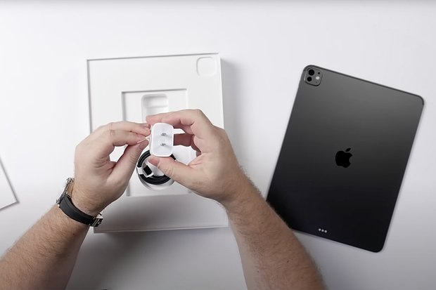    Российские блогеры достали iPad Pro с чипом M5 задолго до анонса. Кадр: Wylsacom / YouTube