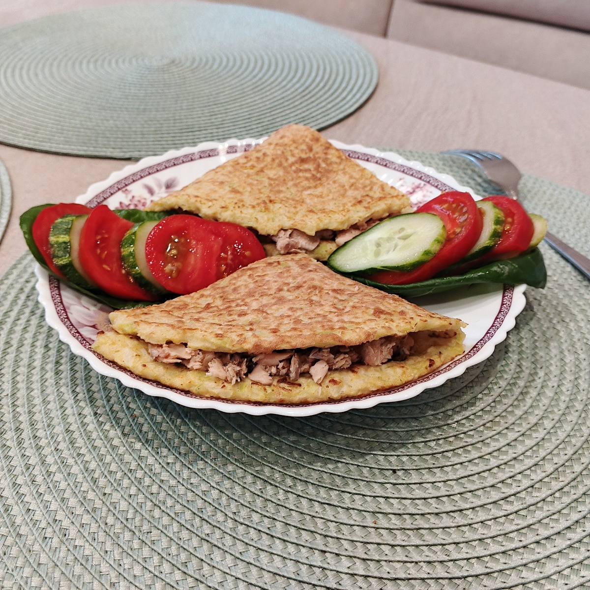 Овощная версия (капустная лепешка по рецепту Валентины Пейппо) с тунцом от Светланы Олейник. 