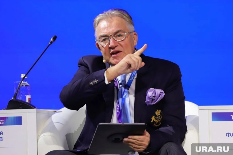    Дмитрий Дибров решил подшутить над блогером Размик Закарян © URA.RU