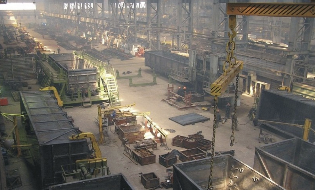 Цеха Стахановского вагоностроительного завода после восстановления. Здесь вновь запущено современное оборудование. Источник: newstube.ru