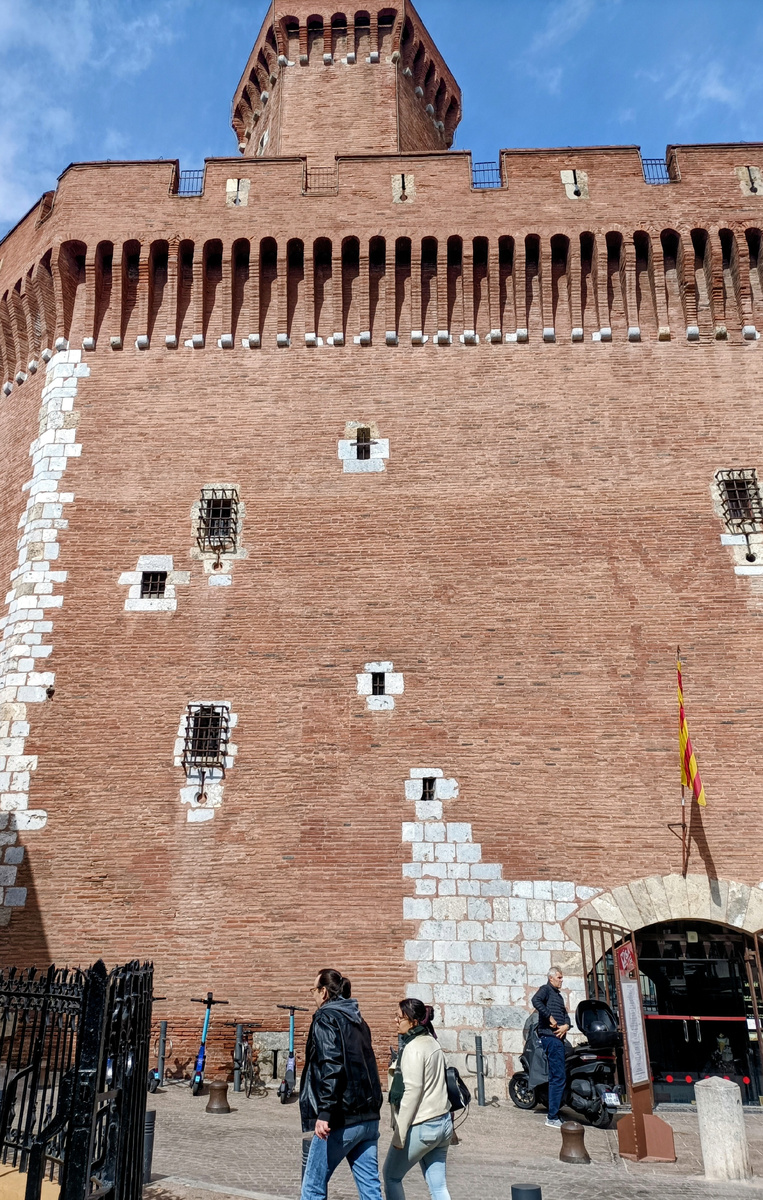 Великолепный Castellet/1368 г./Perpignan. Южная Франция. Фото автора 