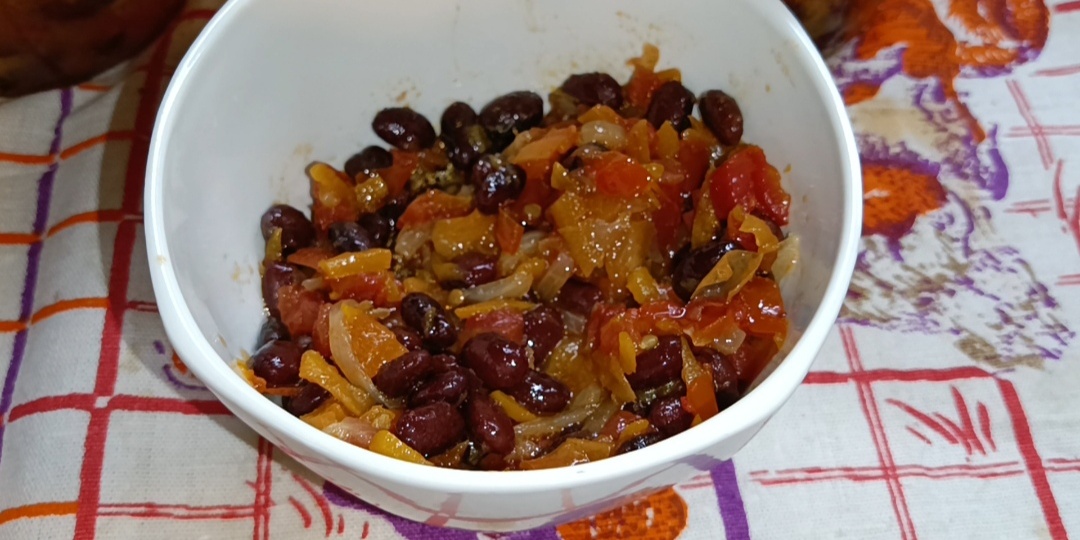 Греческая закуска на зиму с фасолью и овощами.