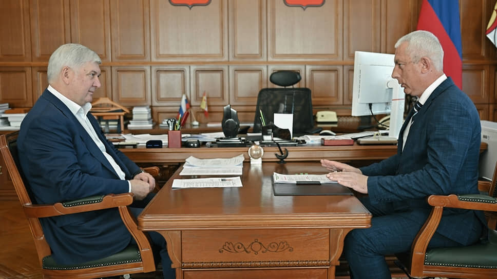 Губернатор Воронежской области Александр Гусев (слева) и и. о. главы Бутурлиновского района Александр Головков (справа).📷Фото: пресс-служба правительства Воронежской области