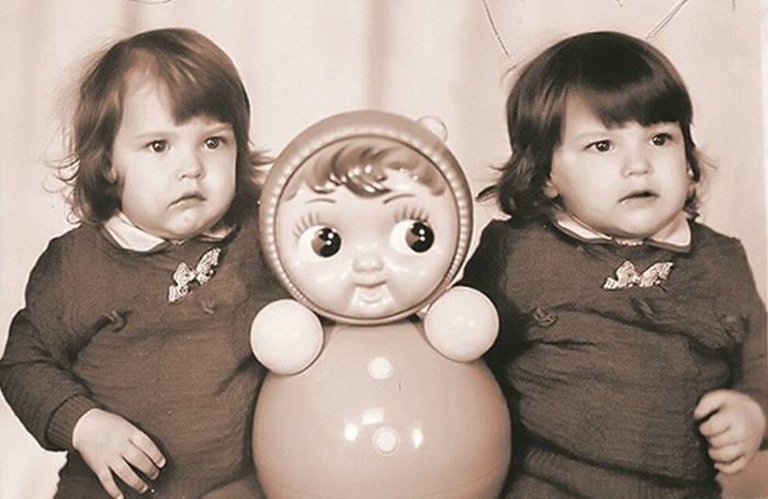 "Мне такие дети не нужны", - сказал отец и бросил букет. Челябинские сиамские близнецы Аня и Таня Коркины