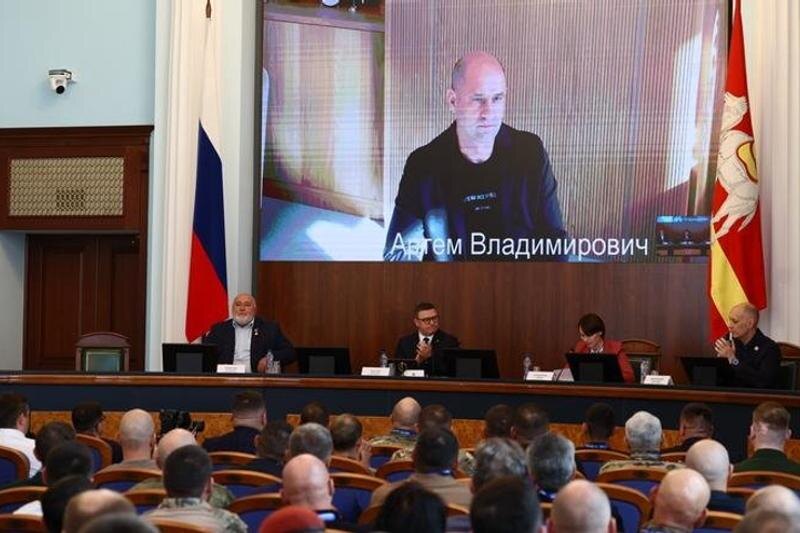    Пресс-служба полпредства президента РФ в УрФО. Артем Жога приветствует участников сборов