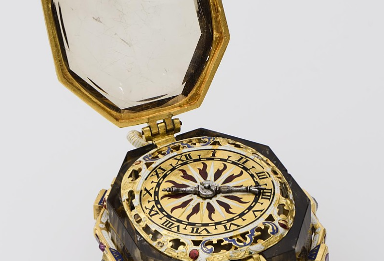 Карманные часы из дымчатого топаза