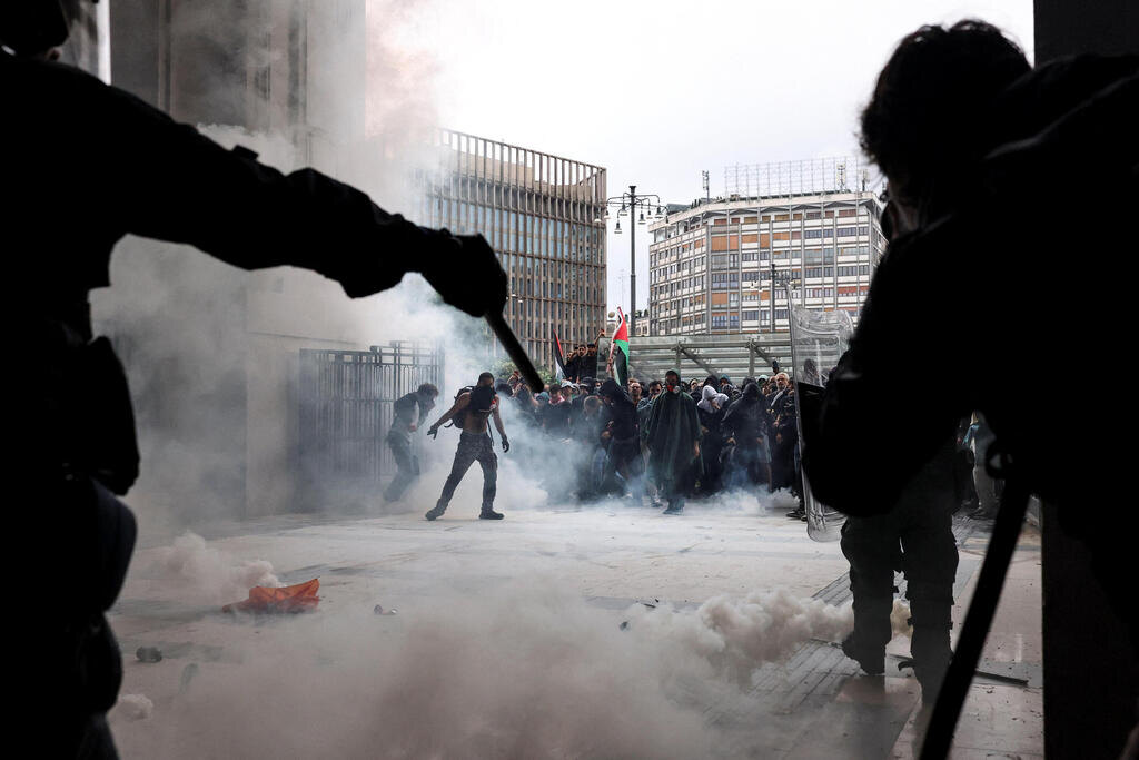    Италию сотрясают массовые пропалестинские акции. Протестующие блокируют отправку оружия Израилю и даже считают нападения на евреев «оправданными»