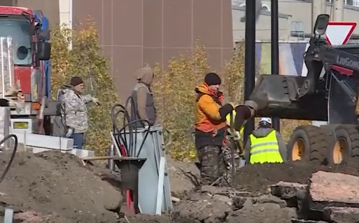     На улице Каратанова рабочие только-только приступили к благоустройству